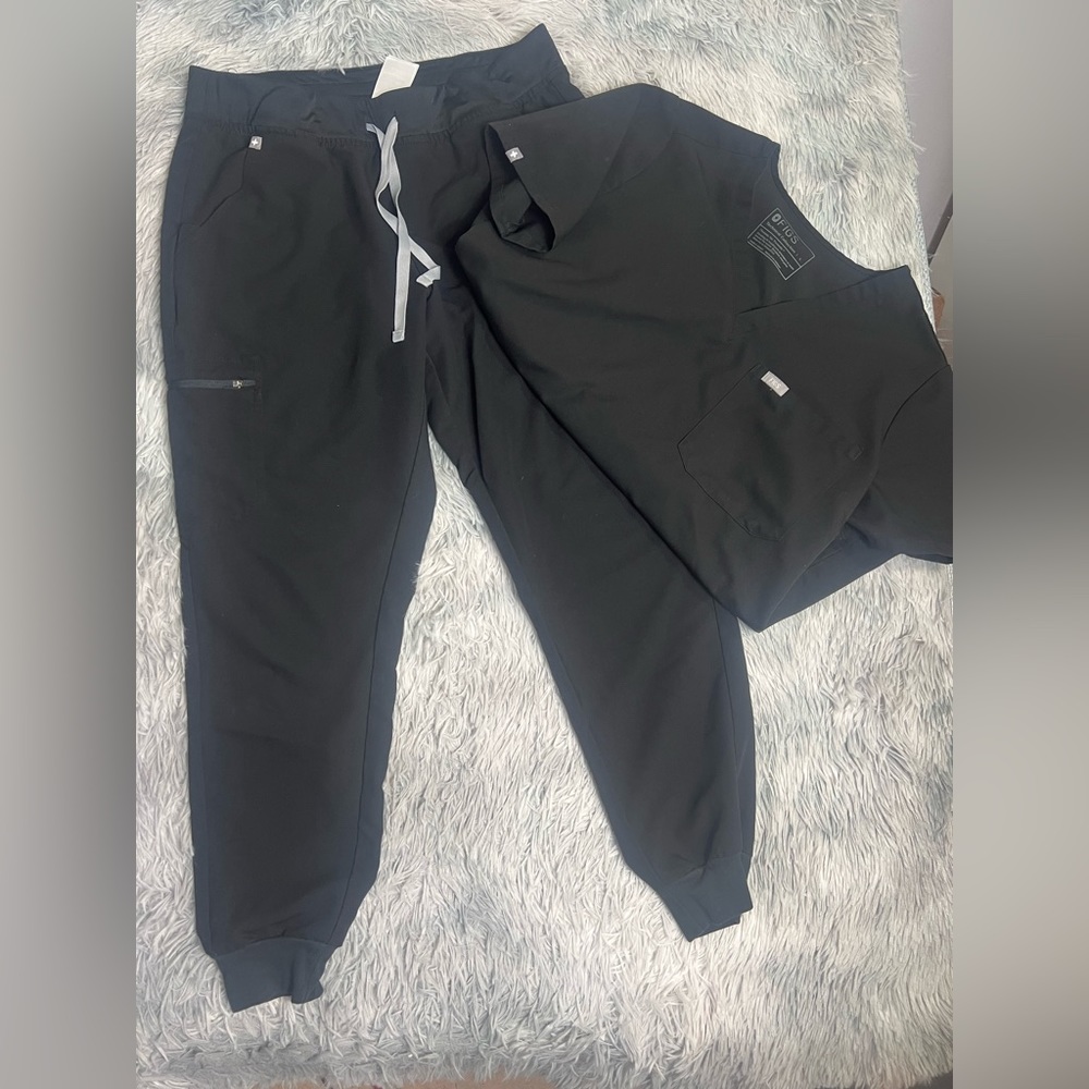 Figs Catarina One-Pocket Scrub Top & Zamora Jogger Scrub Pants Set in Black L